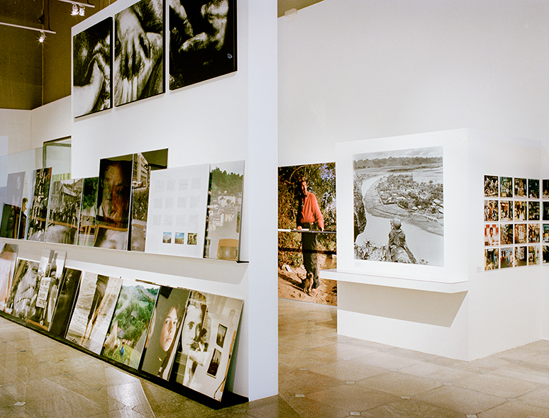 <p><strong>Des Territoires | ENSBA | Paris | 09.10— 30.12. 2001</strong><br class='autobr' />
<i>Méandres : Chatou-Bengale</i> | vue d'exposition | photographie Gilles Saussier</p>